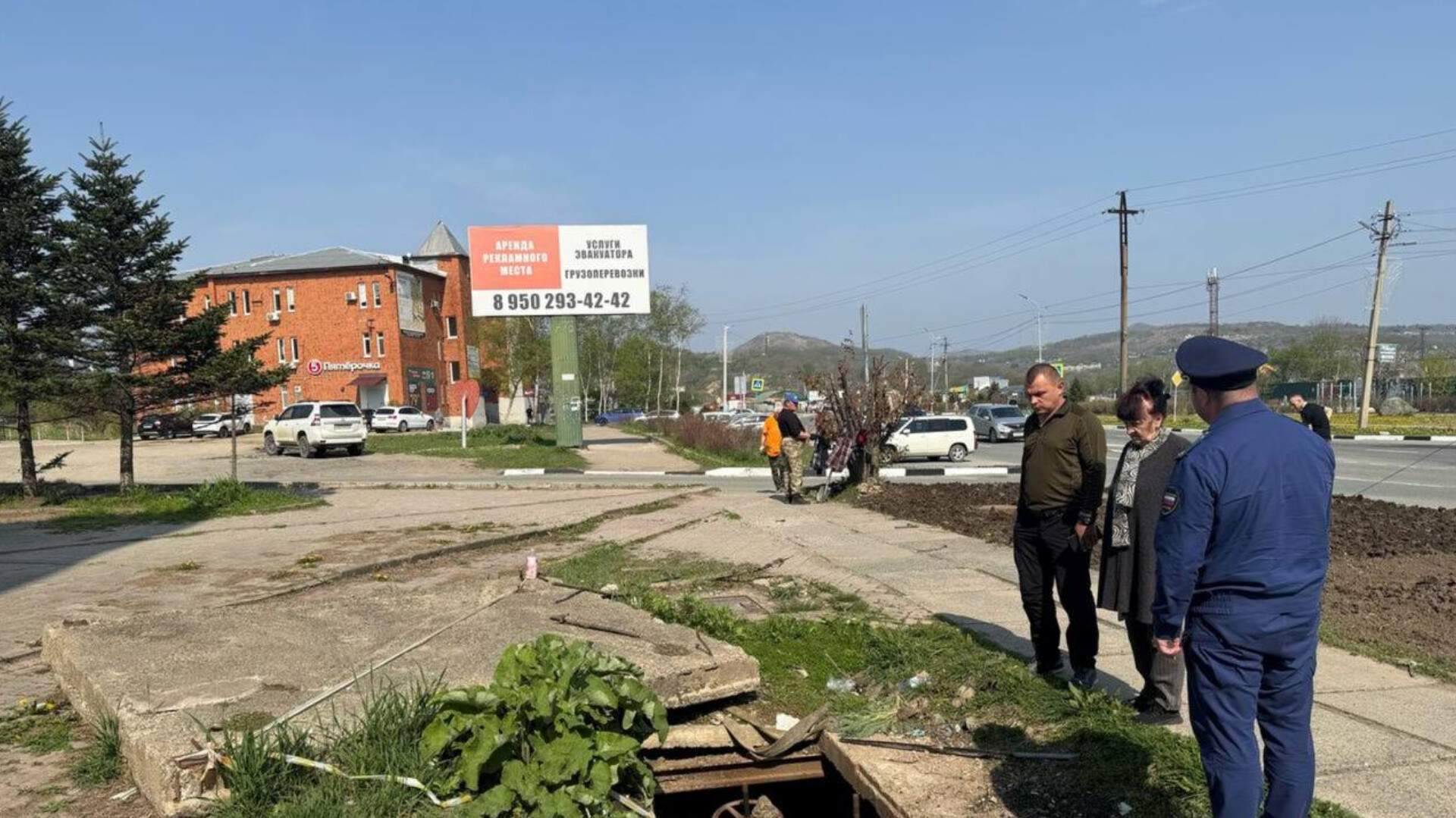Опасность под ногами: в Славянке тепловой колодец стал угрозой для жителей