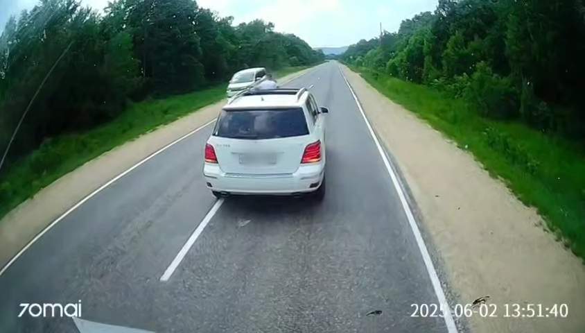 Водитель Mercedes спас целую семью на дороге под Арсеньевом