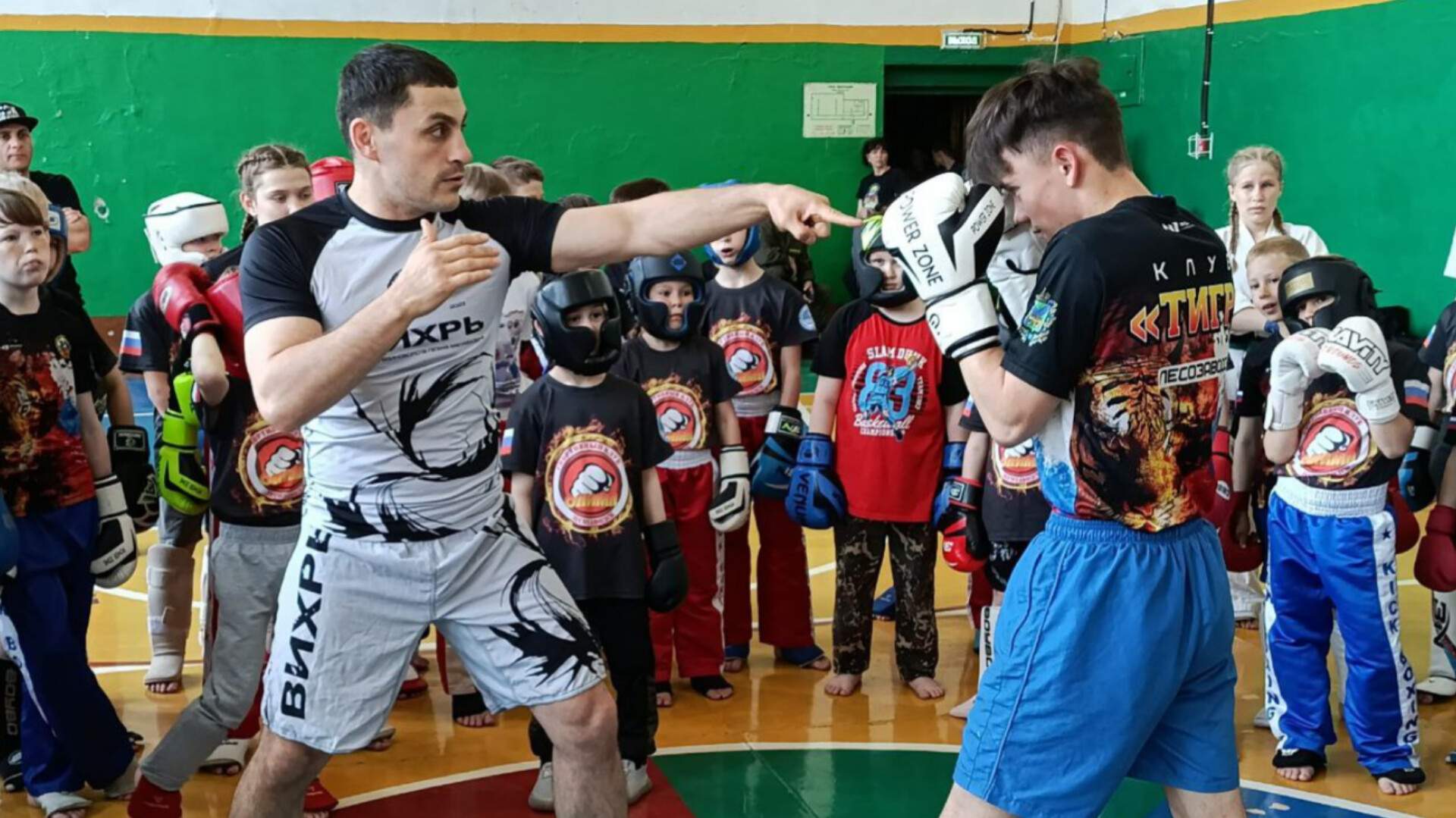 Легенда кикбоксинга поделилась опытом с юными спортсменами Приморья