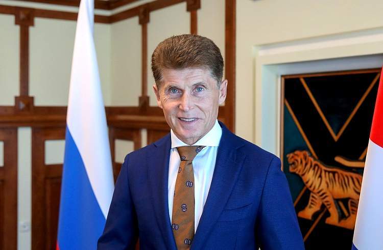 Олег Кожемяко поздравил приморцев с Днём Государственного флага Российской Федерации 
