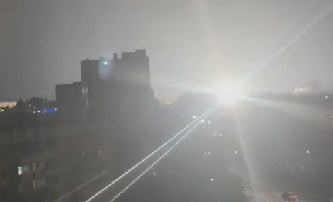 Редкое видео сняли жители Большого Камня на суше и в море во время грозы