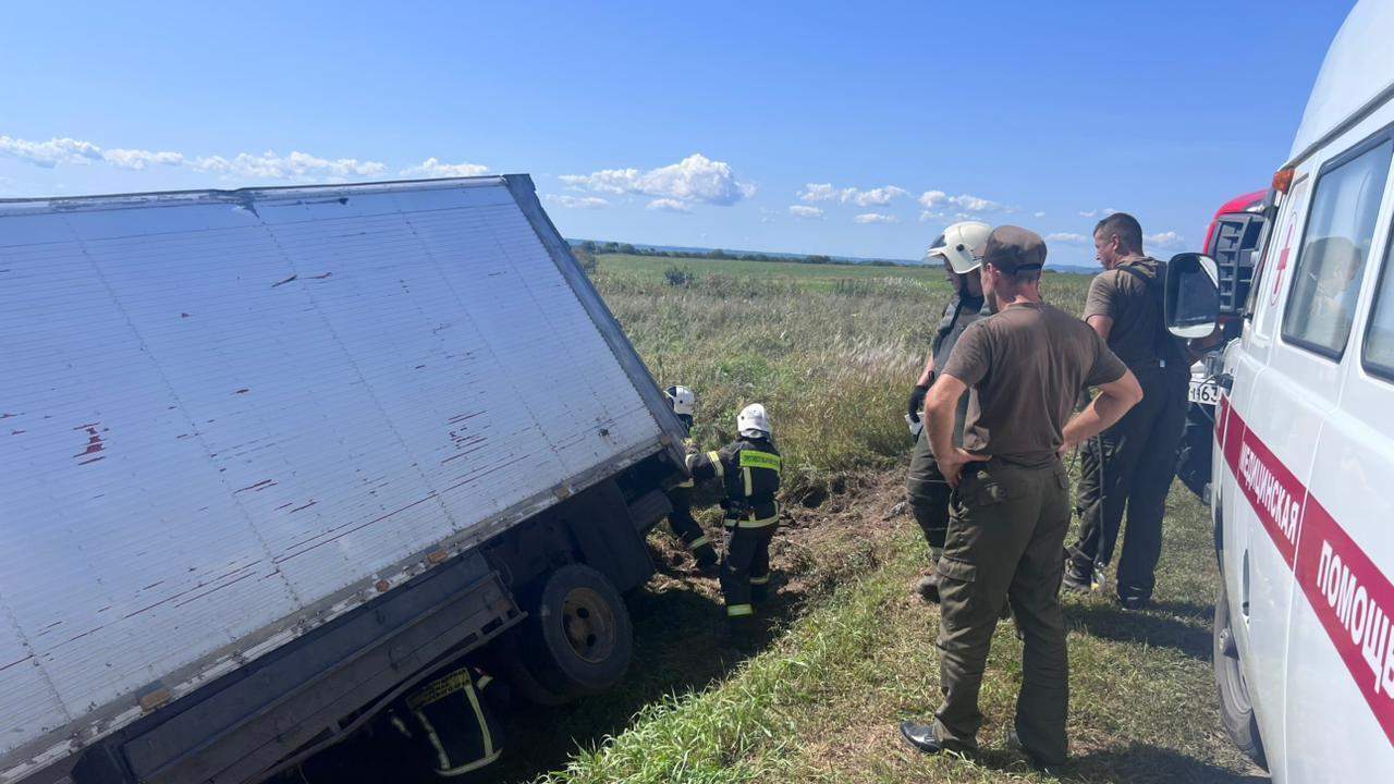 В Ольгинском округе пожарные спасли водителя из искореженного фургона