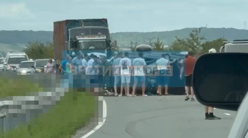 Внедорожник перевернулся и прuдавил выпавшего из него водителя в Надеждинском районе 