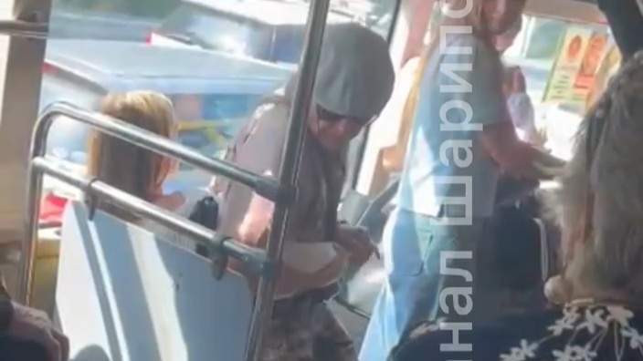 В Находке мужчина напал на школьницу в автобусе