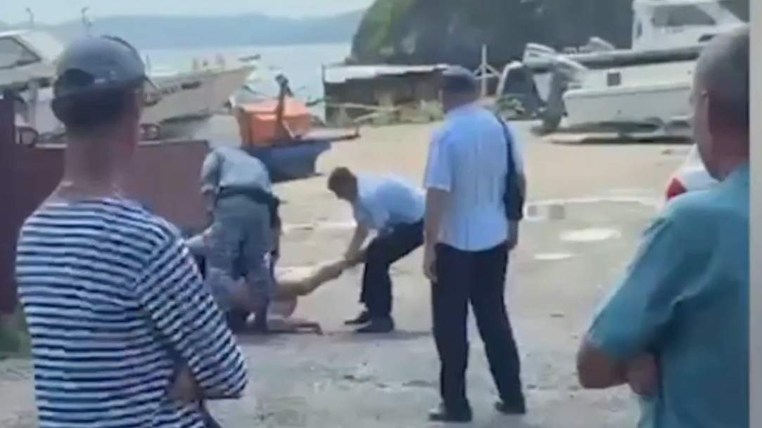 В посёлке Дунай пьяные дебоширы попытались захватить баржу