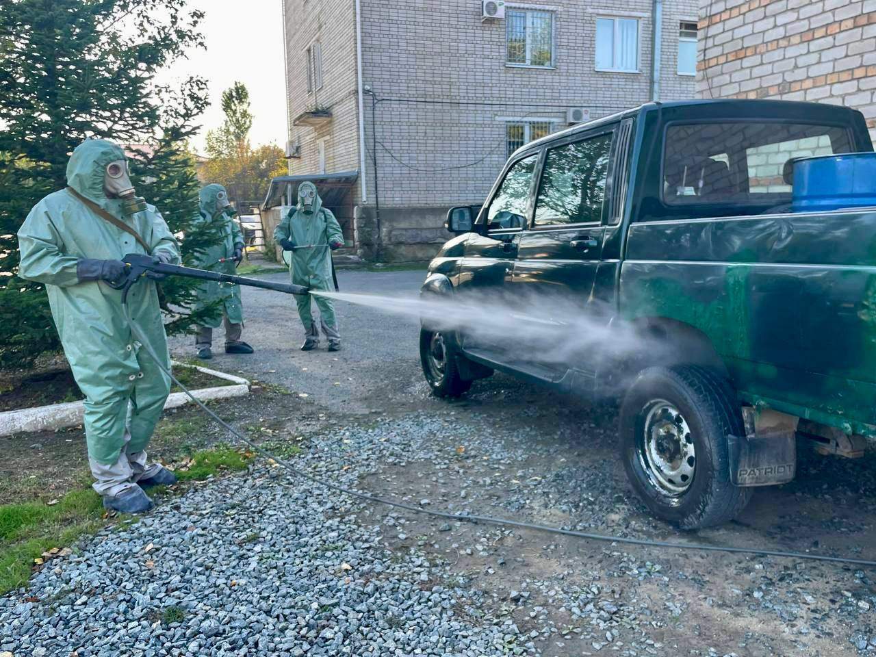 На улицах Партизанского округа зметили людей в противогазах с устройствами по измерению радиации