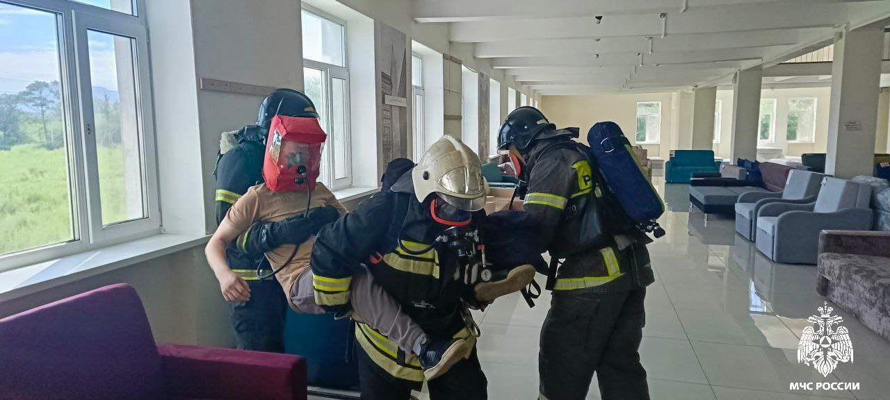 В Партизанске пожарные эвакуировали продавца, который «прятался от огня» 